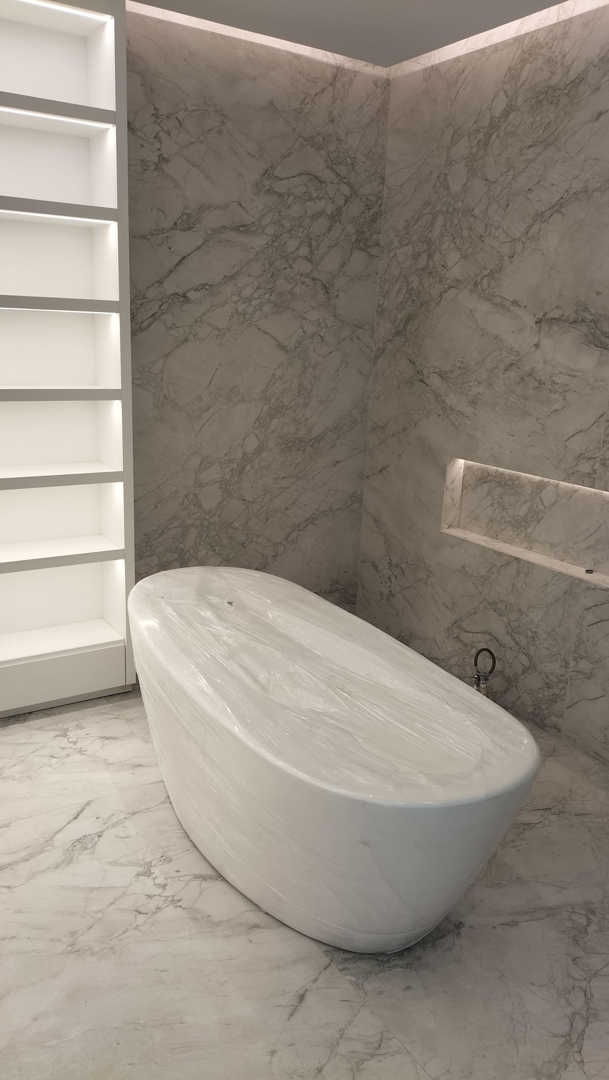 Remodelación de baño con acabados en mármol