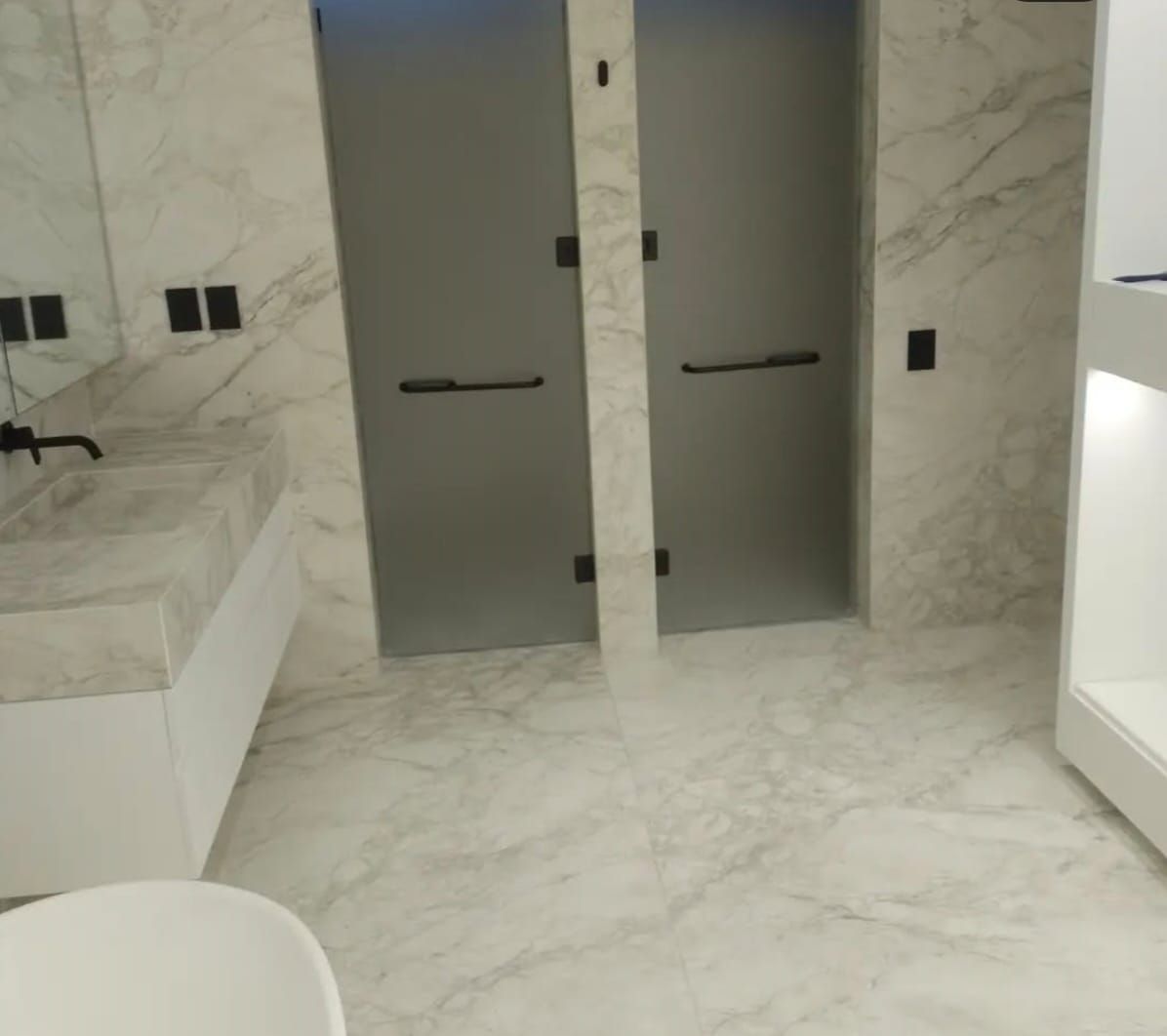 Baño remodelado con acabados en mármol